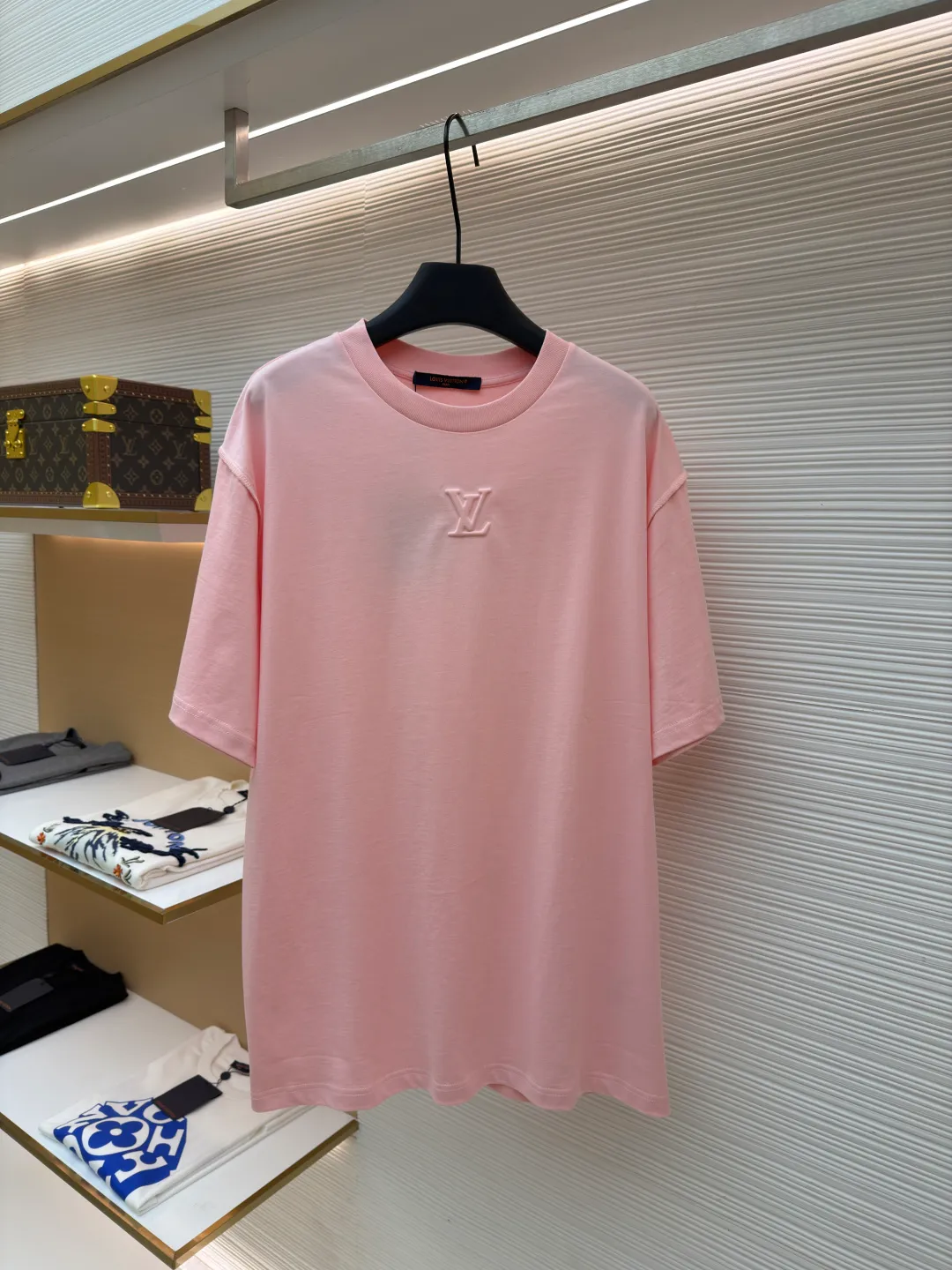 LOUISVUITTON embossed small label T-shirt ●Authentic product: purchased and developed by 6311 ●Item number: 1682337-A00 ●Fabric: pure cotton fabric ●Technology: embossed production ●Version: fitted version ●Weight: about 315 grams ●Size: XS-S-M-L ●Description: Fabric is 40S/2 Double-strand smooth cotton plain weave, dust-free wool processing; matching 40s single-strand combed cotton, 280g cylindrical machine rib. The front panel is stamped and filled. After low-temperature stamping with a steel stamp, the inside is filled with foam cotton. The bottom surface is directly sealed with low-temperature hot melt glue at 80 degrees Celsius. The integrated machine operation makes the relief pattern three-dimensional and full and stylish. High-quality products require natural and beautiful products. The overall wiring is straight and delicate, the fabric is comfortable and soft, and the color is consistent without color difference. It can be matched with the same style to create a fashionable look and control various occasions. Customized accessories, complete with three standards, same style for men and women!